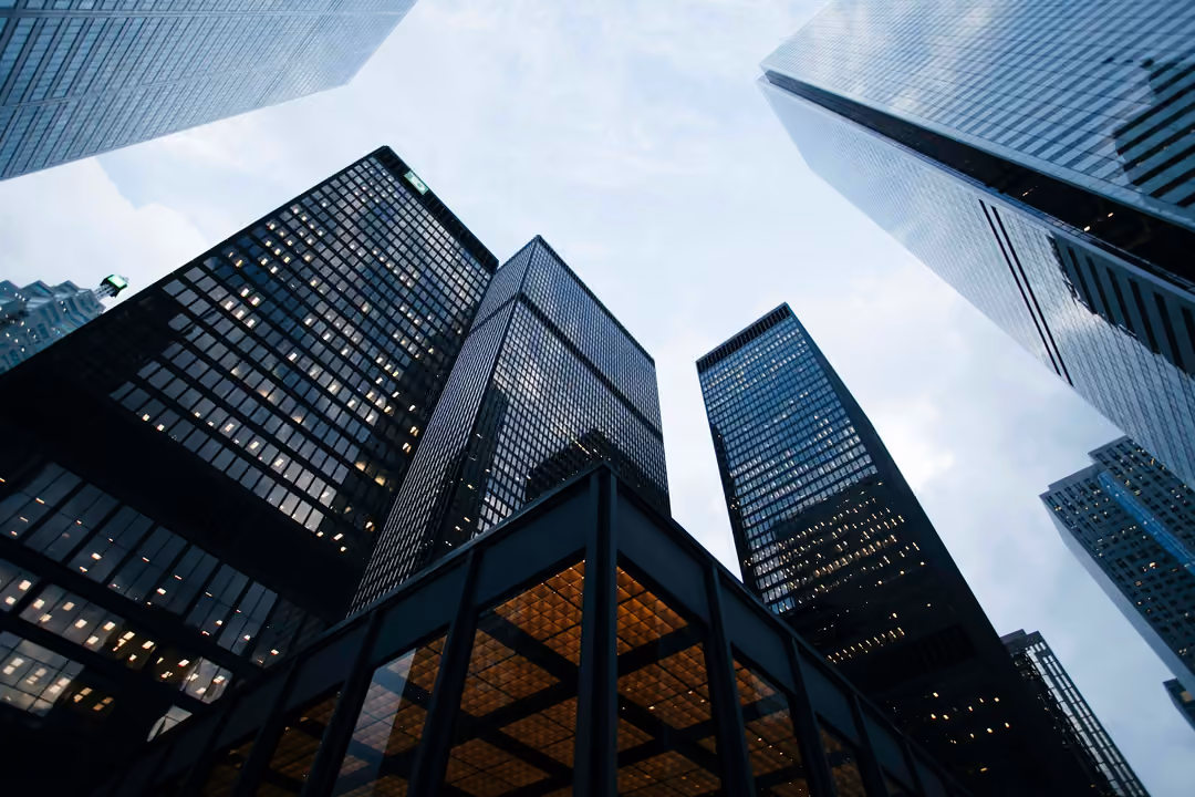 Fachadas de edifícios corporativos vistas de baixo